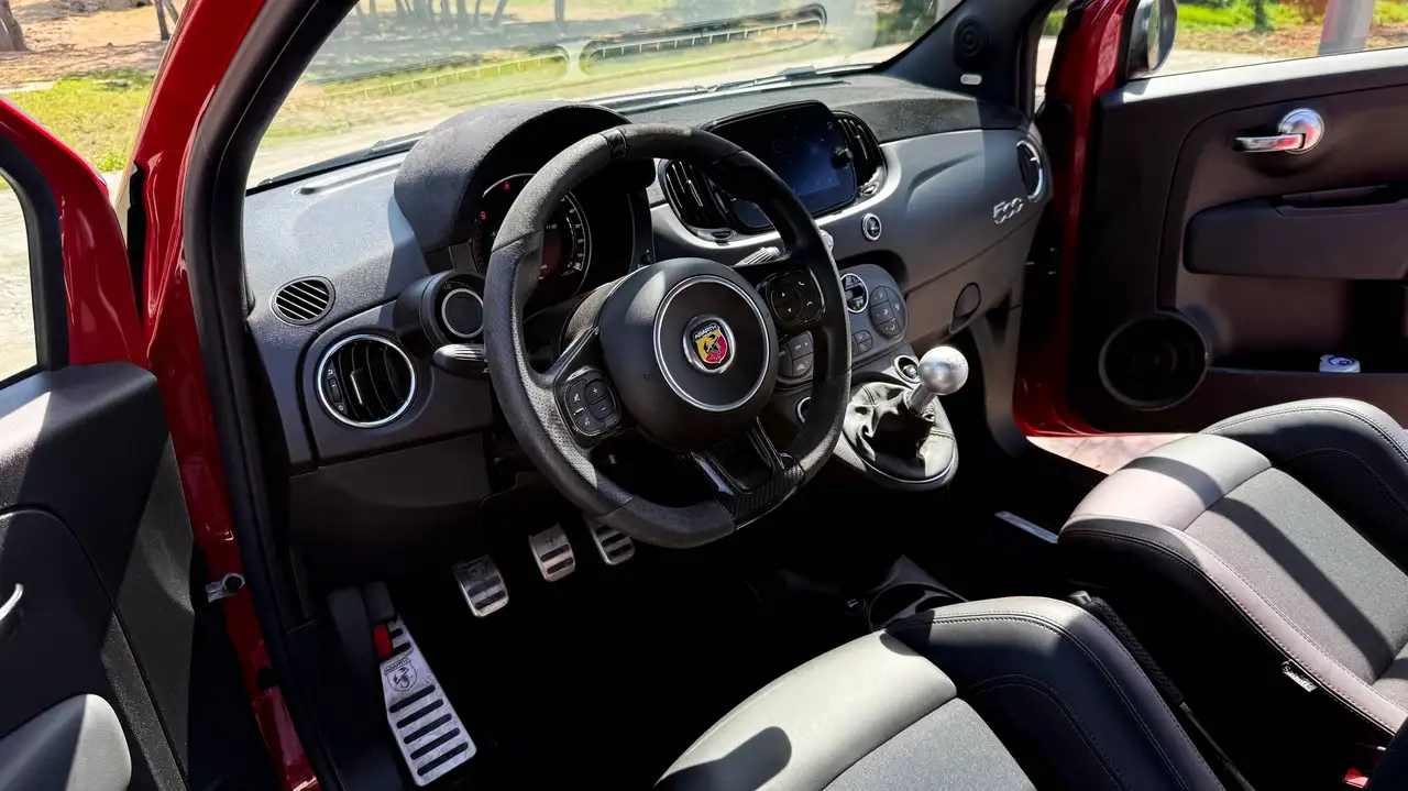 Abarth 695C Pack Competizione, Pack Tech, Pack Style — Vehicle gallery 8