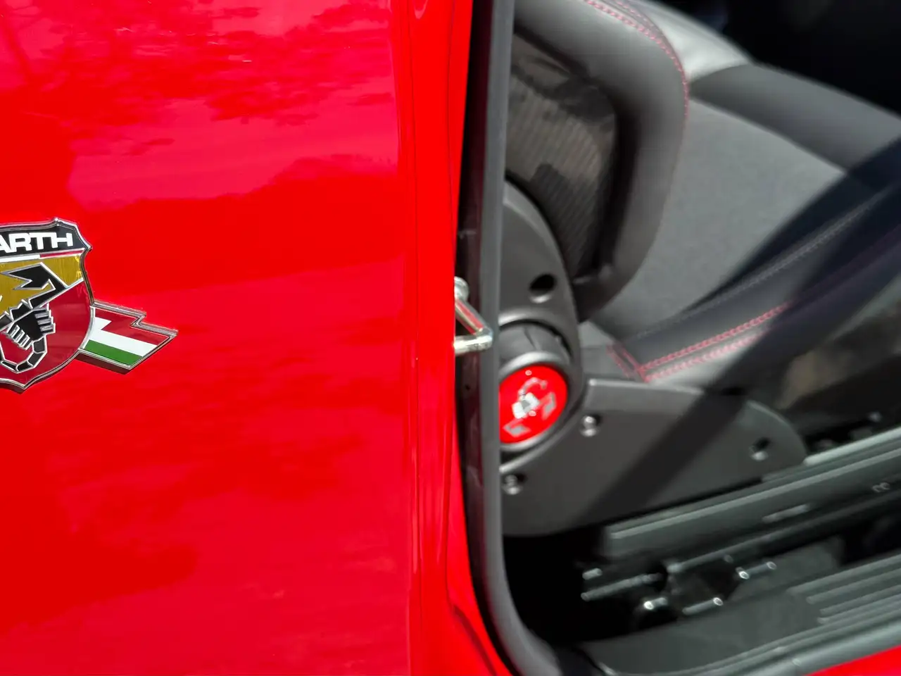 Abarth 695C Pack Competizione, Pack Tech, Pack Style — Vehicle gallery 12