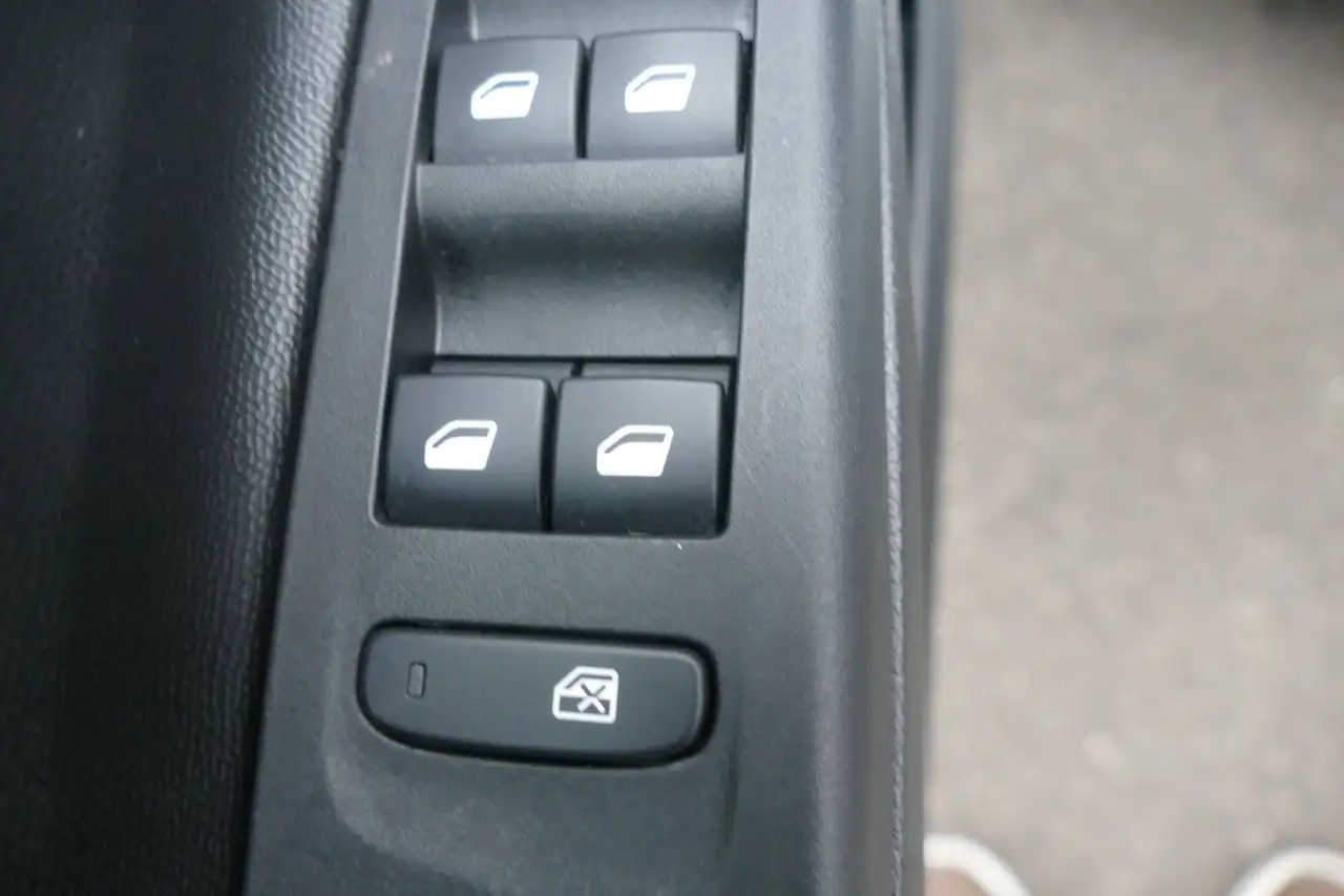 Opel Corsa 1.2 F Facelift Klima Lenkradheizung Einparkhilfe — معرض صور السيارة 17
