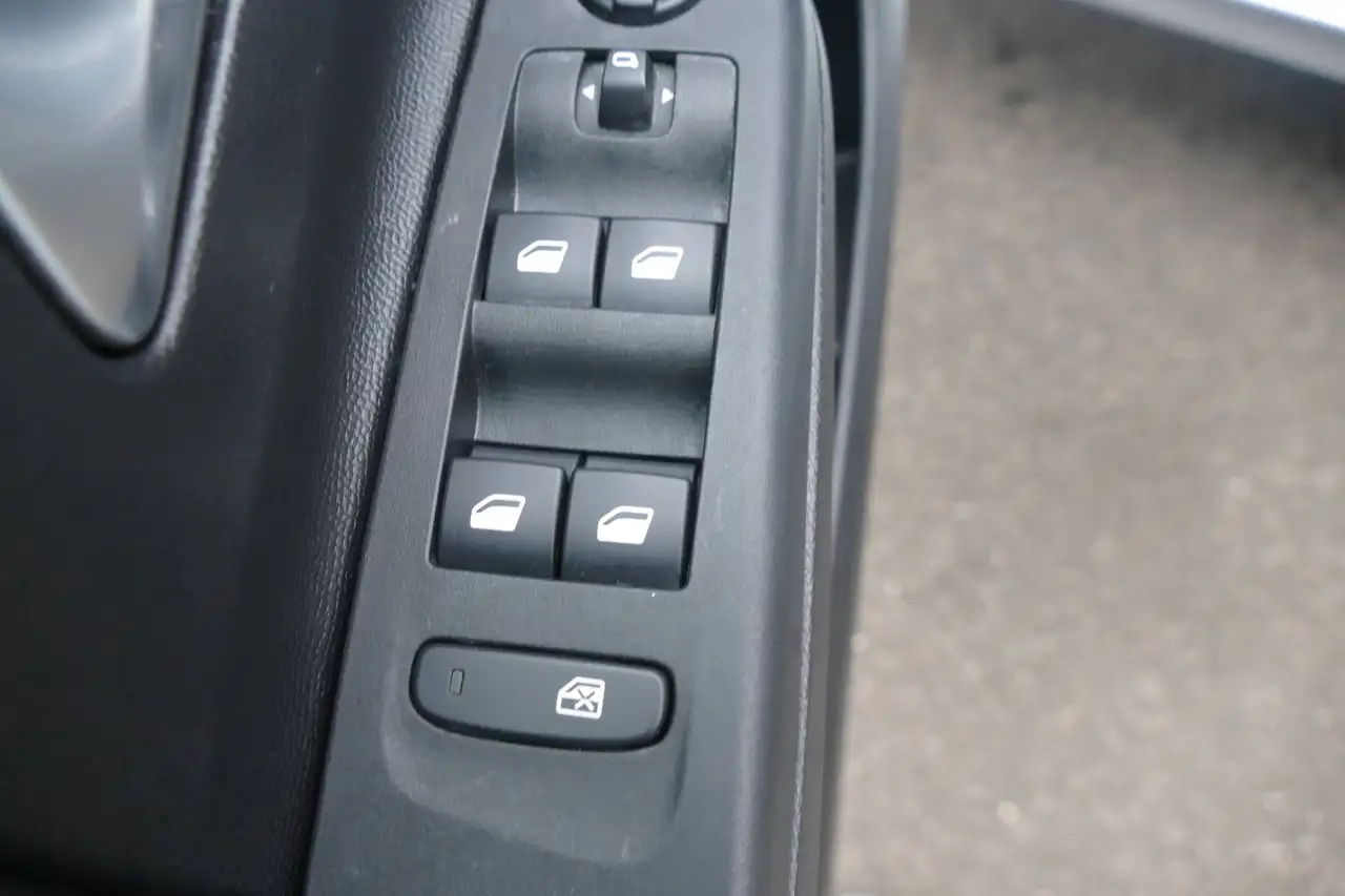Opel Corsa 1.2 F Facelift Klima Lenkradheizung Einparkhilfe — معرض صور السيارة 18