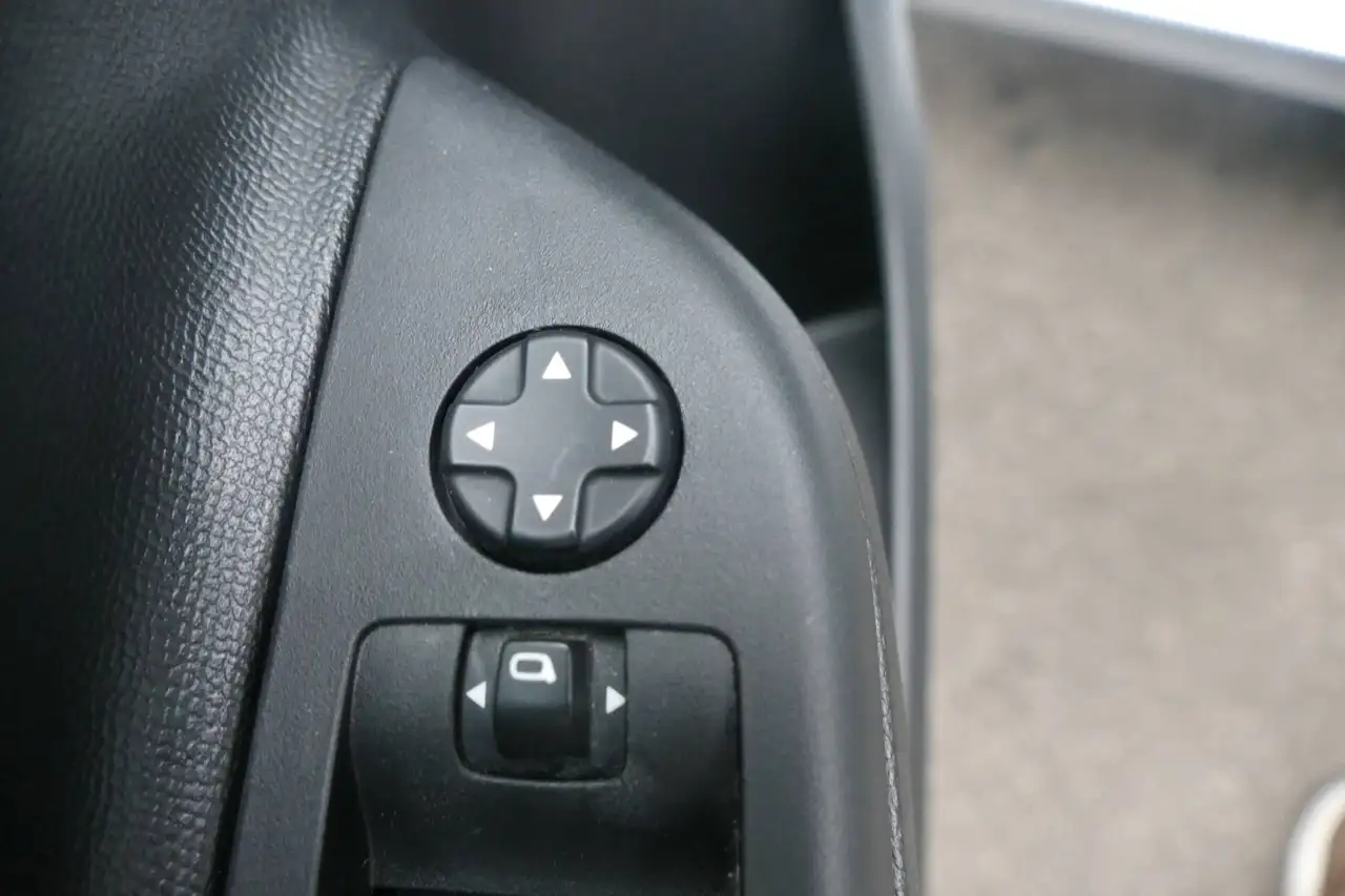 Opel Corsa 1.2 F Facelift Klima Lenkradheizung Einparkhilfe — معرض صور السيارة 14