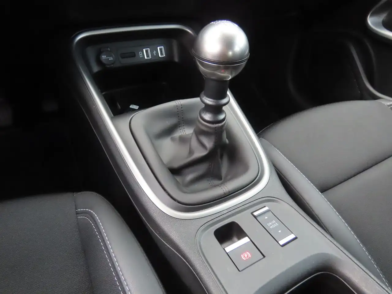 Jeep Avenger 1.2 GSE T3 GDI Klimaauto. CarPlay PDC — معرض صور السيارة 24