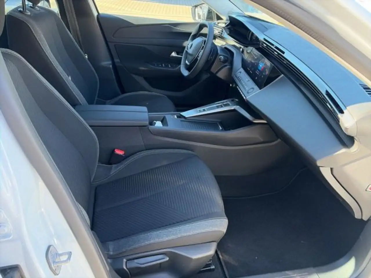 Peugeot 308 SW PureTech 130 EAT8 Active Pack — Vehicle gallery 11
