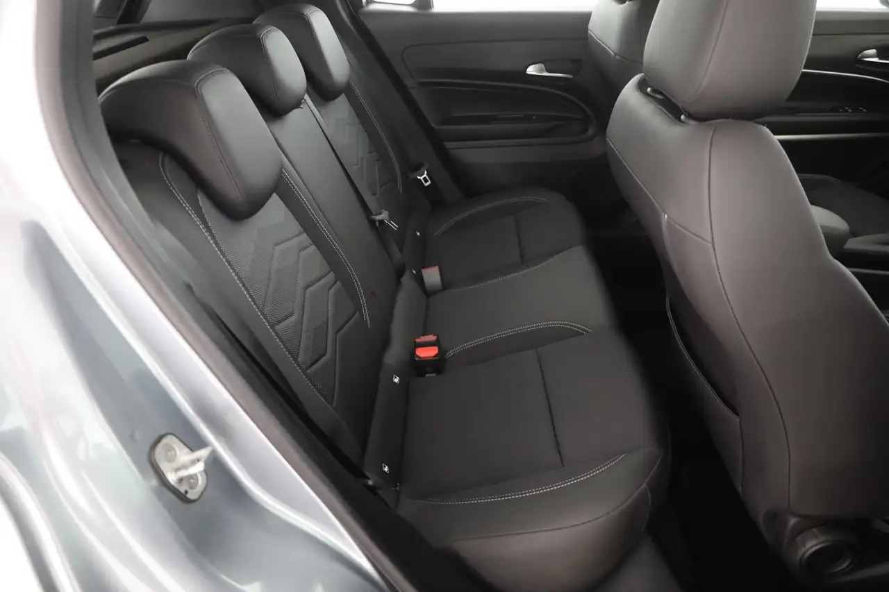 Jeep Avenger 1.2 Altitude LED Navi Sitzheizung Kamera — Galerie du véhicule 24