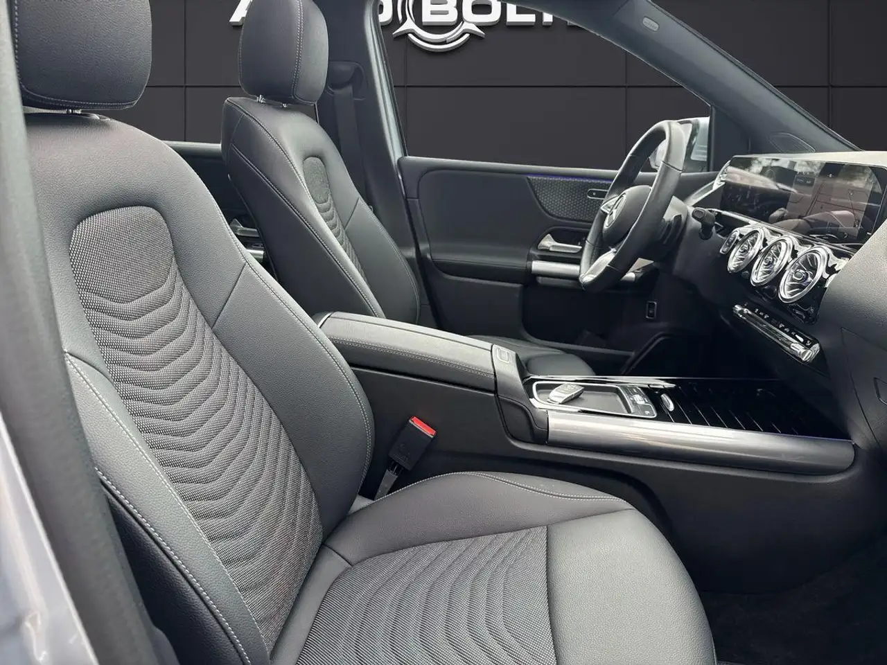 Mercedes-Benz B 200 PANO KEYLESS MBUX KAMERA LED SHZ AMBIENTE — Vehicle gallery 13