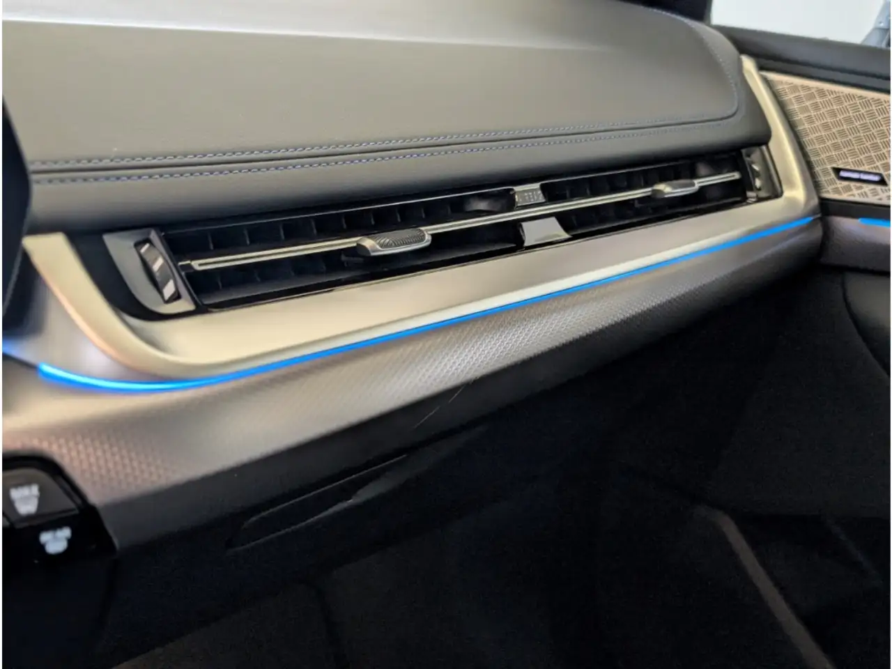 BMW 230 e Active Tourer xDrive MSPORT ANHÄNG.KUPPL.+RÜCKF — معرض صور السيارة 22