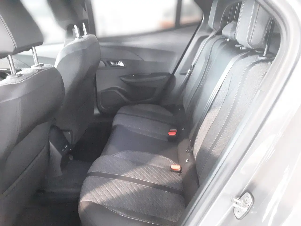 Peugeot 2008 1.2 PureTech 130 Allure LED PDC KlimaA AUT — معرض صور السيارة 8