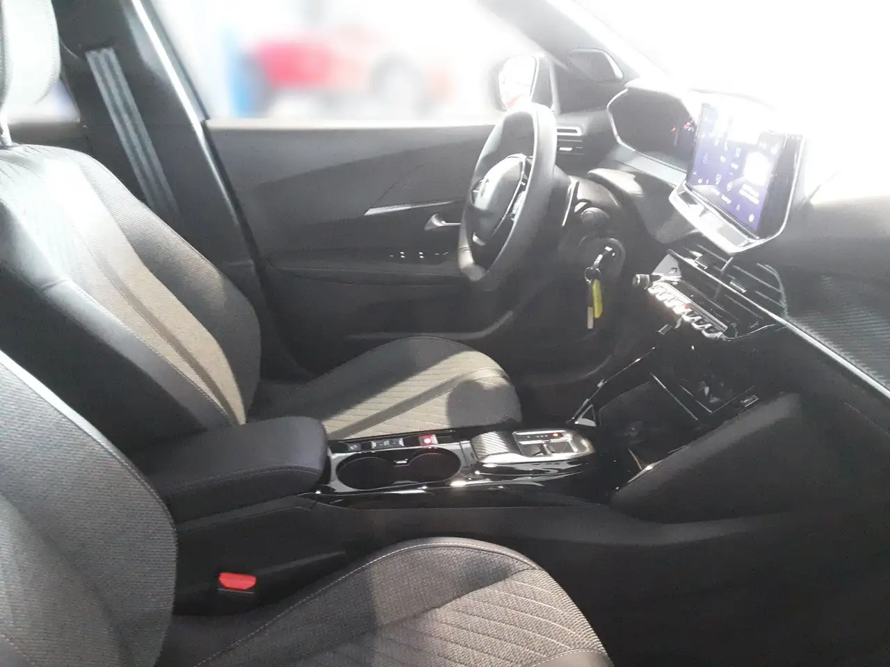 Peugeot 2008 1.2 PureTech 130 Allure LED PDC KlimaA AUT — معرض صور السيارة 14