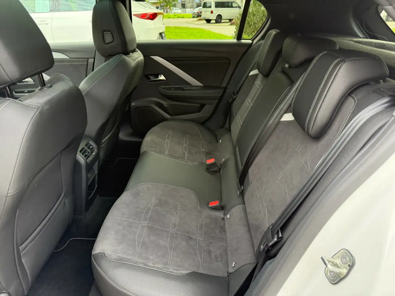 Opel Astra 1.2 Turbo GS — Vehicle gallery 9