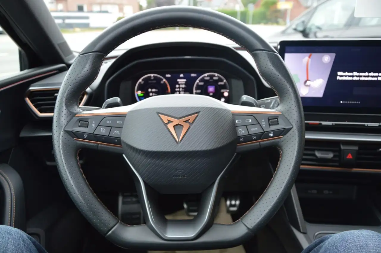 CUPRA Leon Sportstourer 1.4 e-Hybrid/DSG/Navi/Kamera — Galerie du véhicule 9