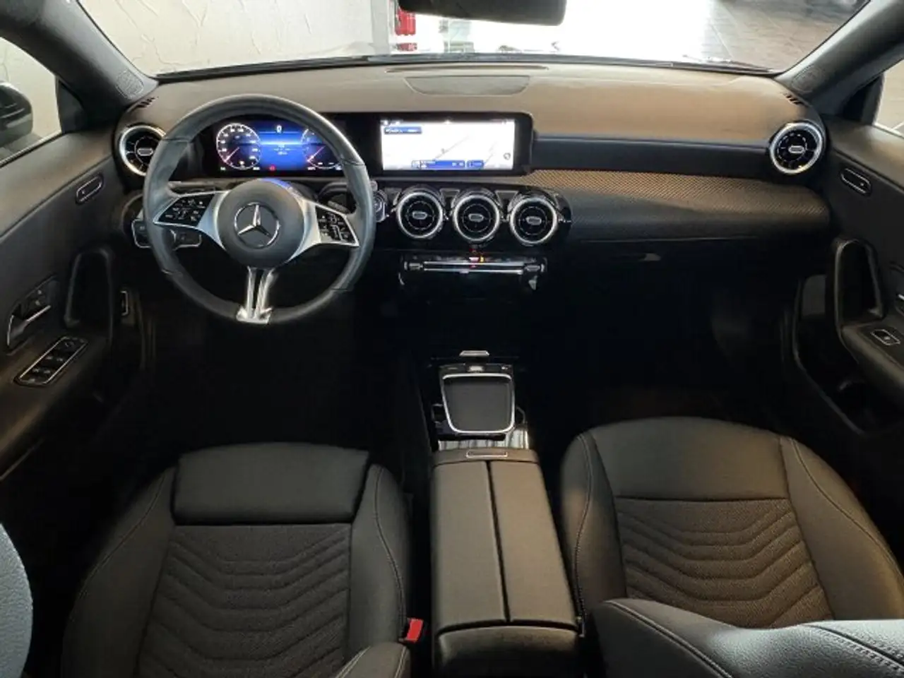 Mercedes-Benz CLA 180 CLA 180 Coupé Advanced LED Kamera Lkrdhzg. Navi — Galería del vehículo 11