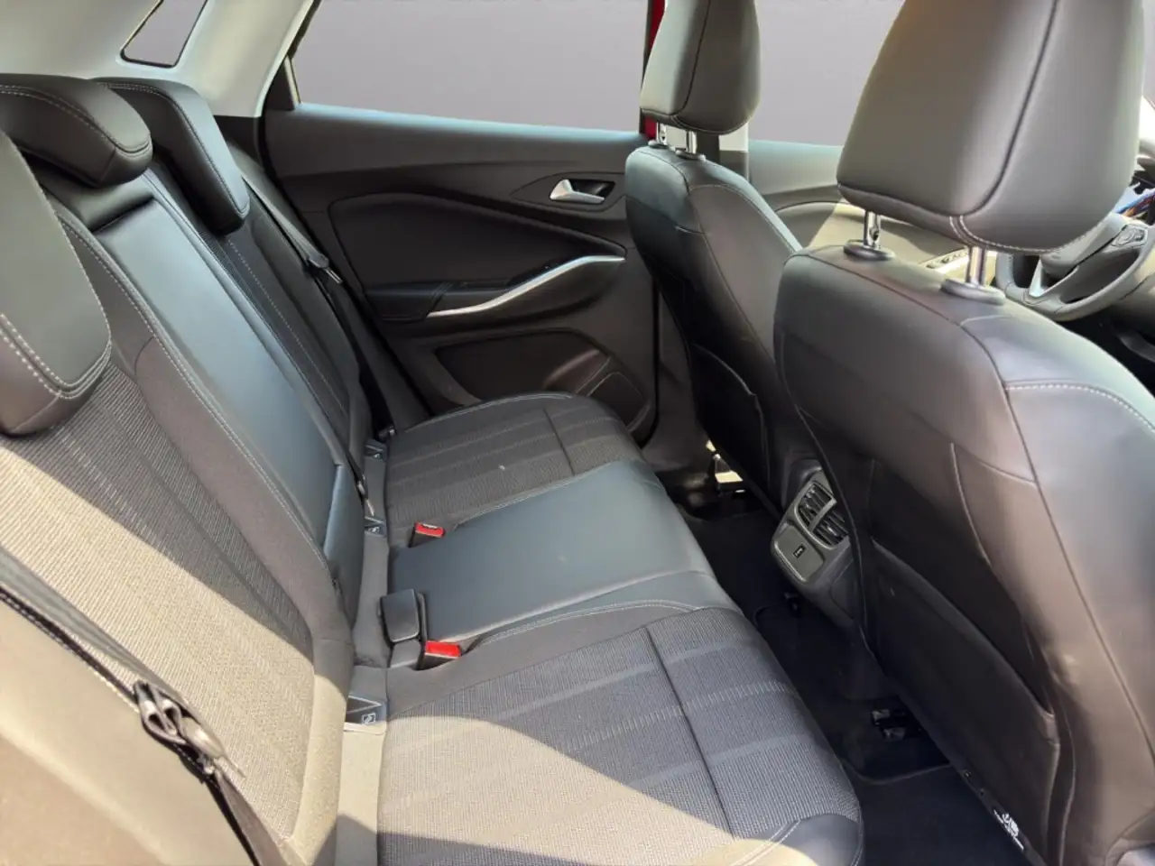 Opel Grandland GS-Line DCT Mild-Hybrid Allwetterreifen Apple CarP — Vehicle gallery 9