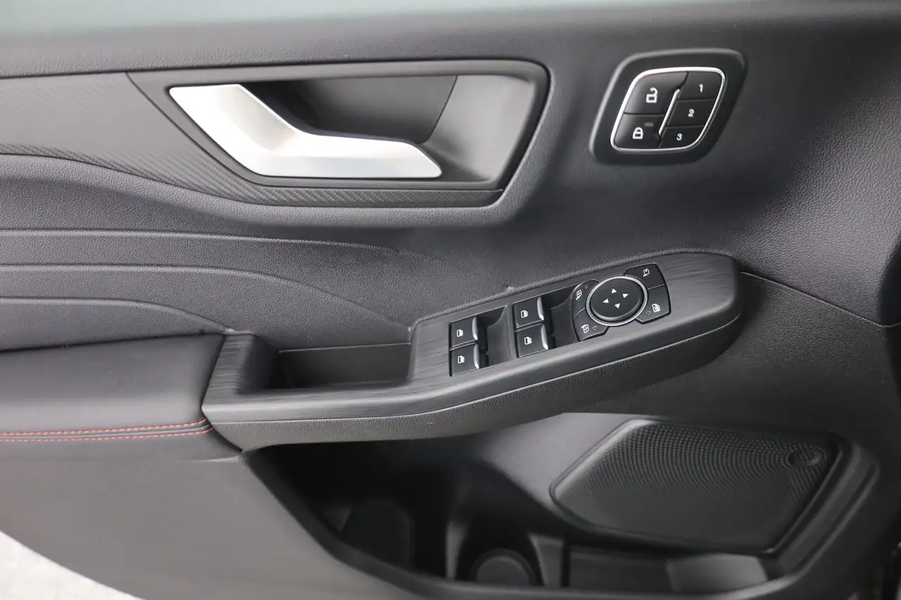 Ford Kuga 1.5 EB ST-Line X LED Navi Panorama AHK 360° — معرض صور السيارة 22