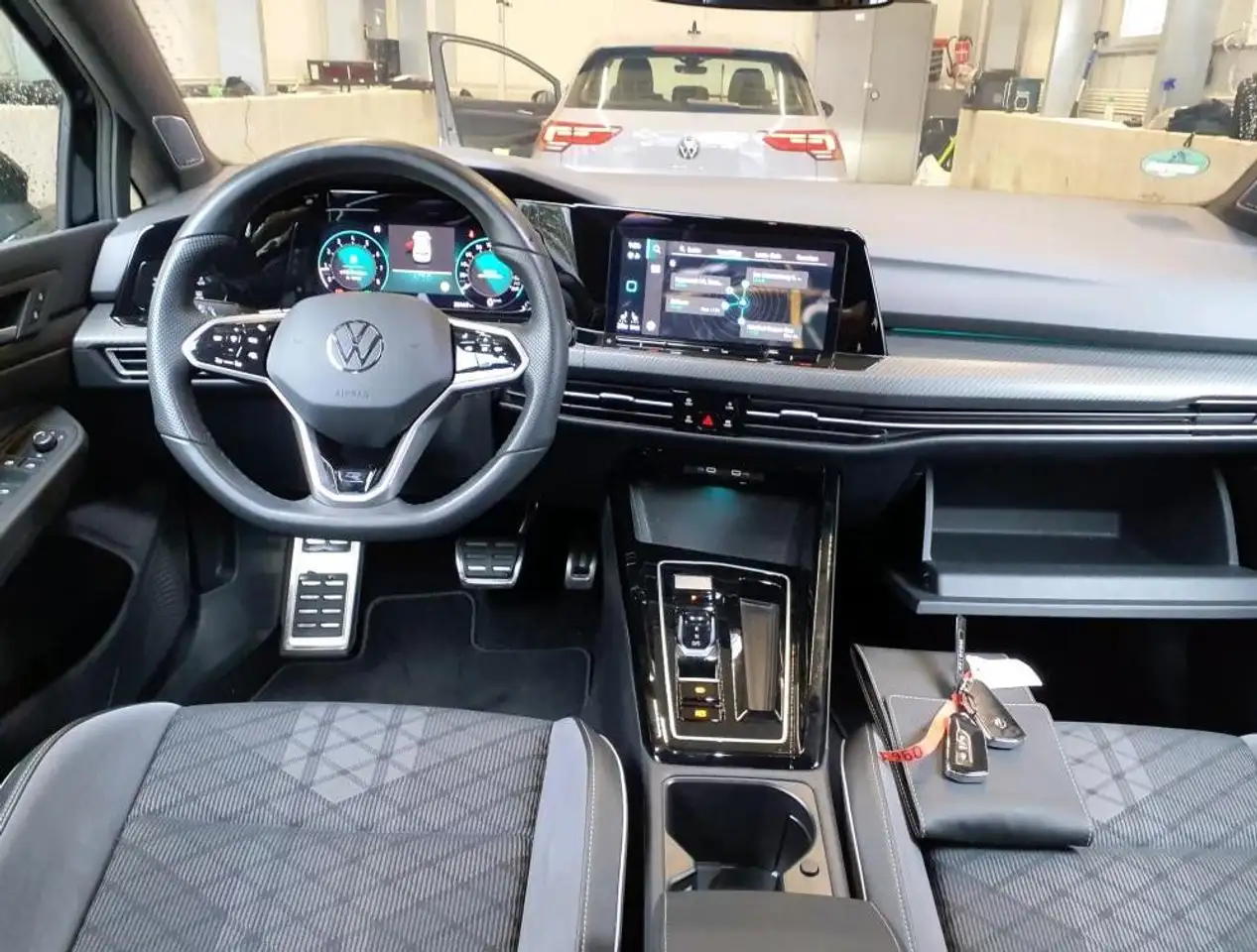 Volkswagen Golf 1.5 eTSI R-LINE*IQ.LIGHT*AHK*KAMERA*HARMAN KARDON* — Galería del vehículo 5