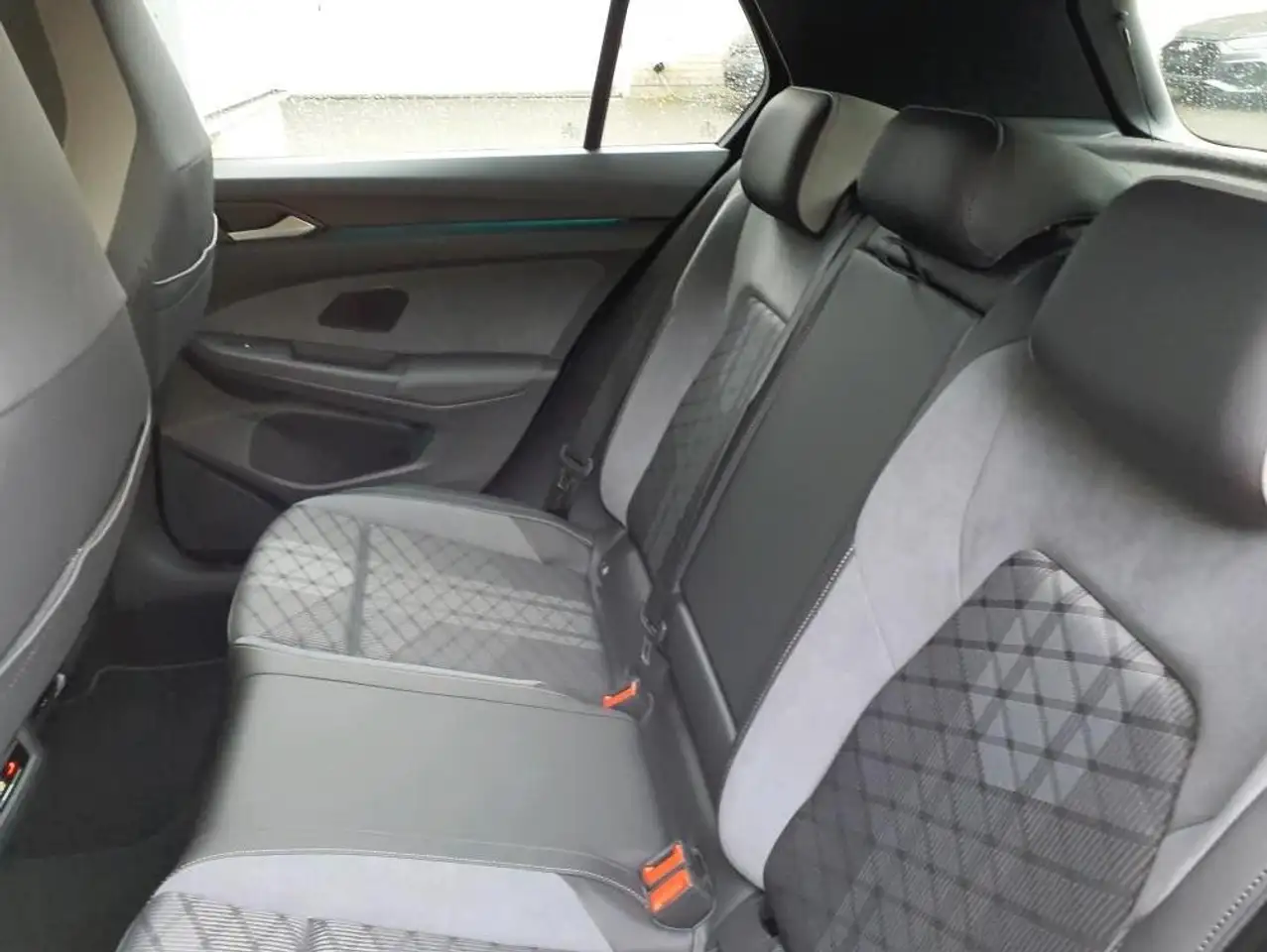 Volkswagen Golf 1.5 eTSI R-LINE*IQ.LIGHT*AHK*KAMERA*HARMAN KARDON* — Galería del vehículo 7
