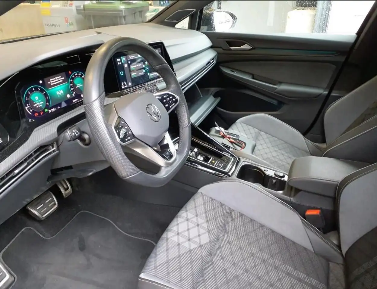 Volkswagen Golf 1.5 eTSI R-LINE*IQ.LIGHT*AHK*KAMERA*HARMAN KARDON* — Galería del vehículo 6