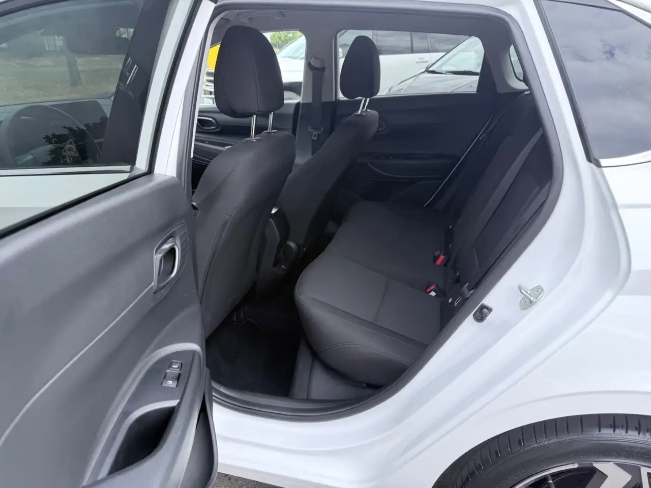 Hyundai i20 Prime DCT LED/120PS/4XSHZ/KLIMAAUTO — Galería del vehículo 15