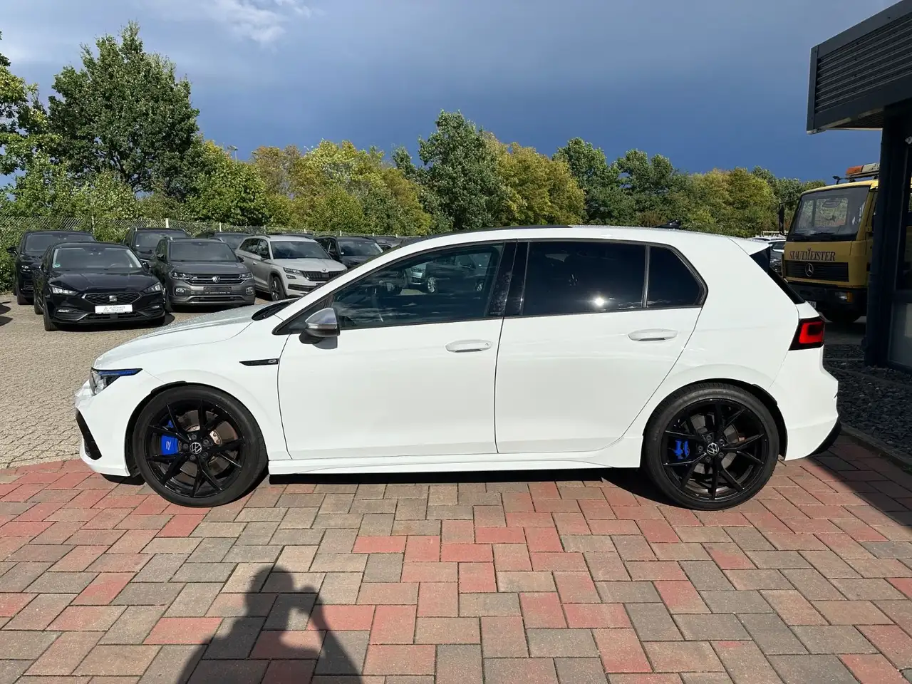 Volkswagen Golf VIII 2.0 TSI R 4M Lim.*PANO*MATRIX*R-CAM* — Galería del vehículo 6