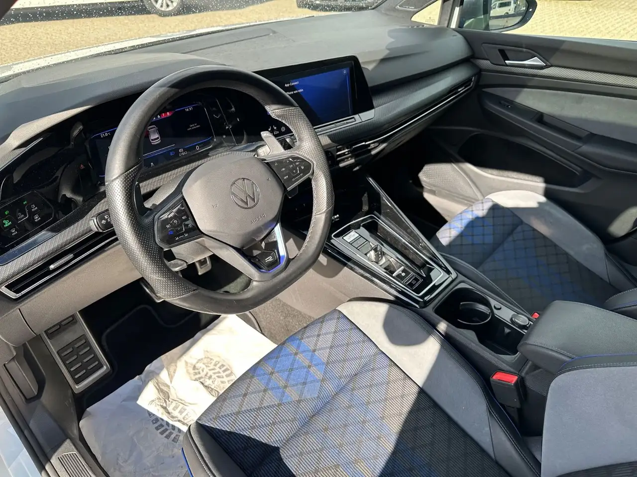 Volkswagen Golf VIII 2.0 TSI R 4M Lim.*PANO*MATRIX*R-CAM* — Galería del vehículo 11