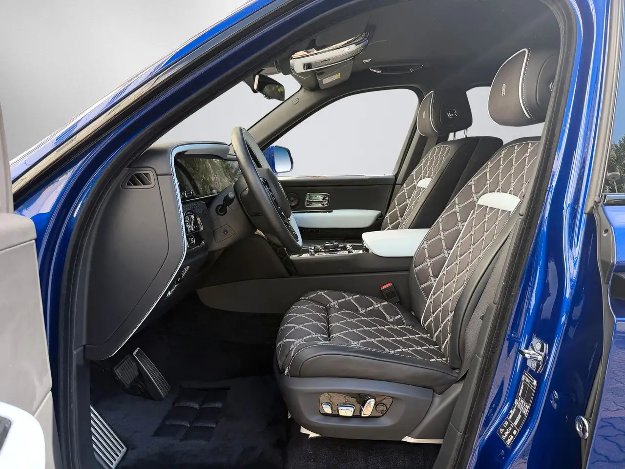 Rolls-Royce Cullinan Black Badge Series II 23" Lounge Seats — Galería del vehículo 24