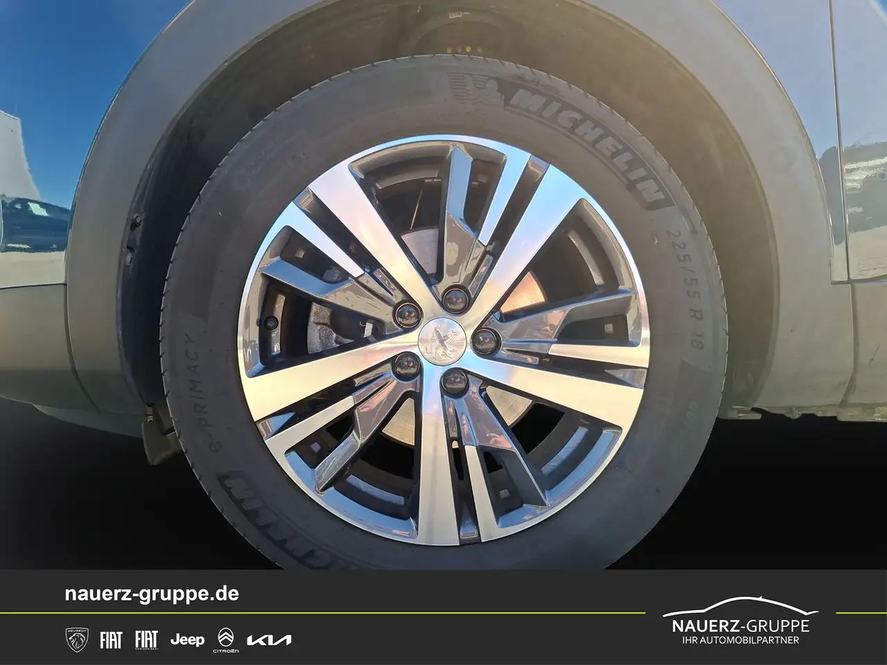 Peugeot 3008 Hybrid 136 Allure Pack — Vehicle gallery 5