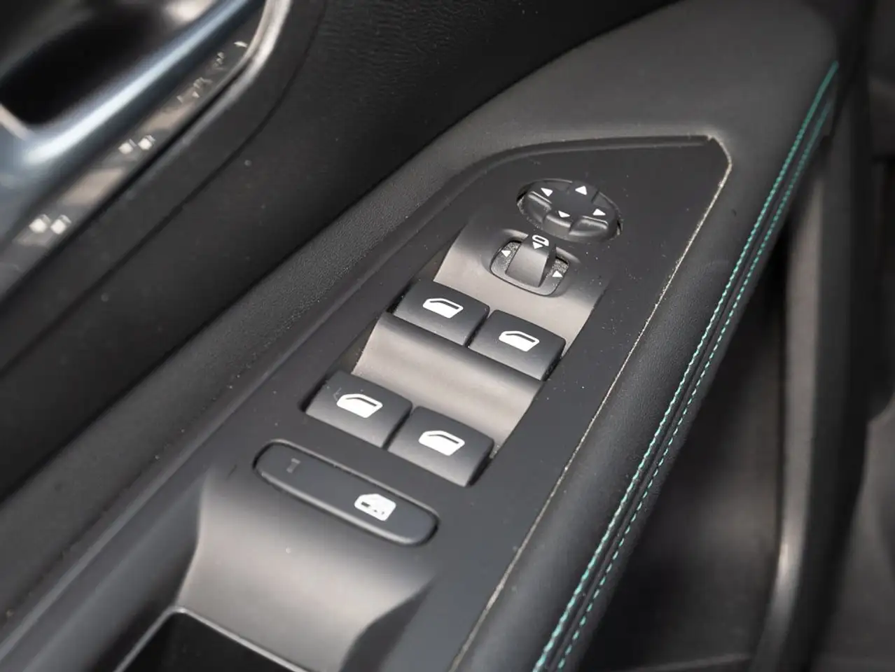 Peugeot 3008 1.2 PureTech +RFK+PDC+ACC+SHZ+NAVI+ISOFIX++ — معرض صور السيارة 5