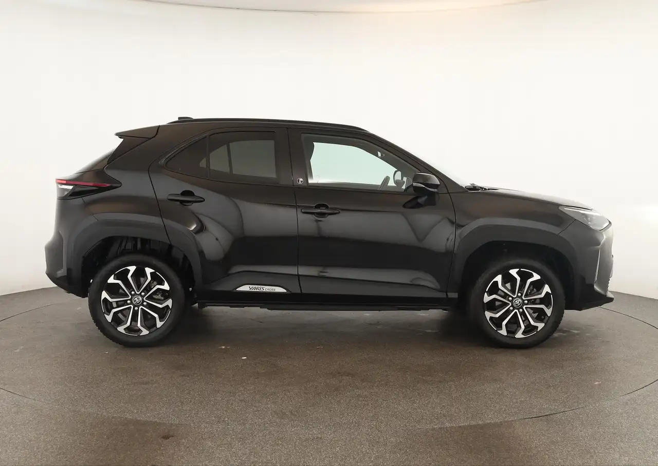Toyota Yaris Cross CVT Team D LED Navi SHZ iACC Kam 17" — Galería del vehículo 4