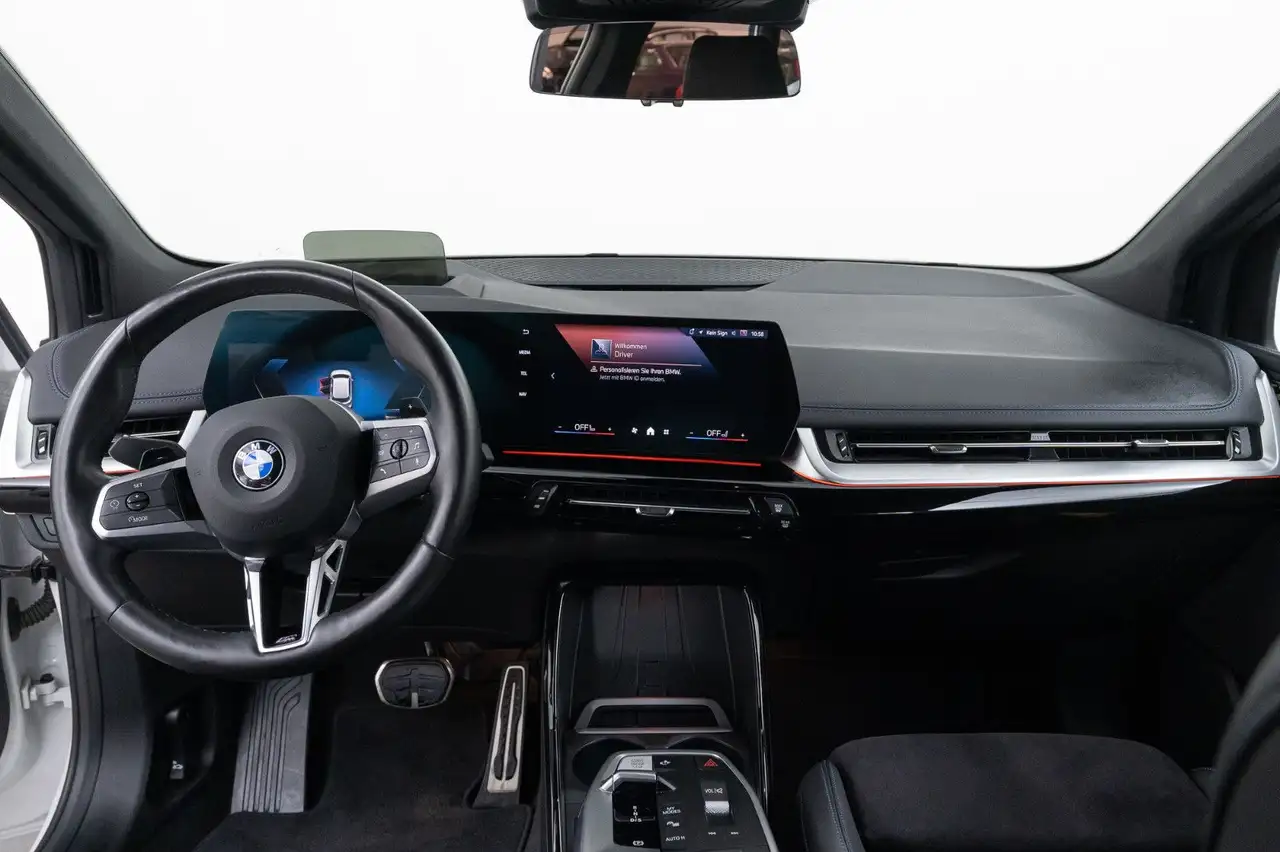 BMW 220 i Active Tourer M Sport — Vehicle gallery 14