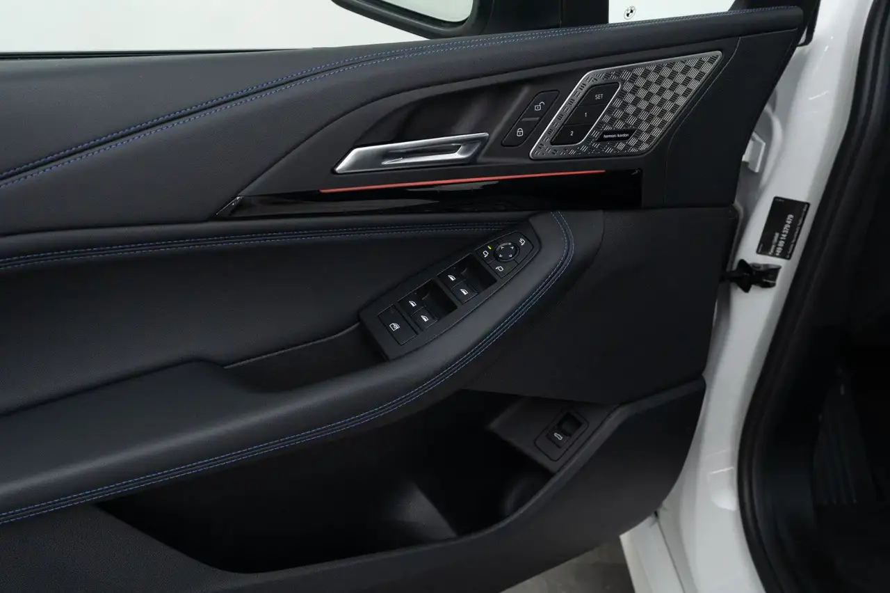 BMW 220 i Active Tourer M Sport — Vehicle gallery 11