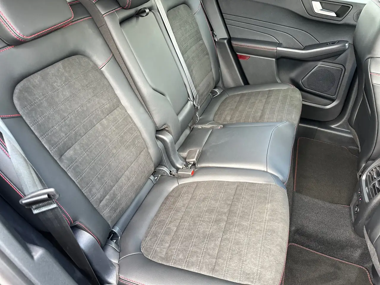 Ford Kuga Plug-In Hybrid ST-Line X — Galerie du véhicule 11