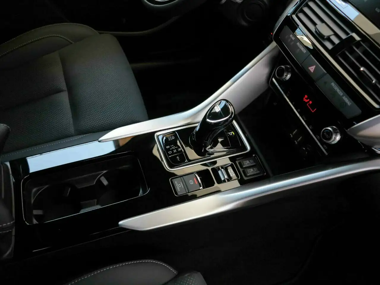 Mitsubishi Eclipse Cross Select, mit 8 Jahre Garantiepaket (Nimm8) — Galerie du véhicule 14