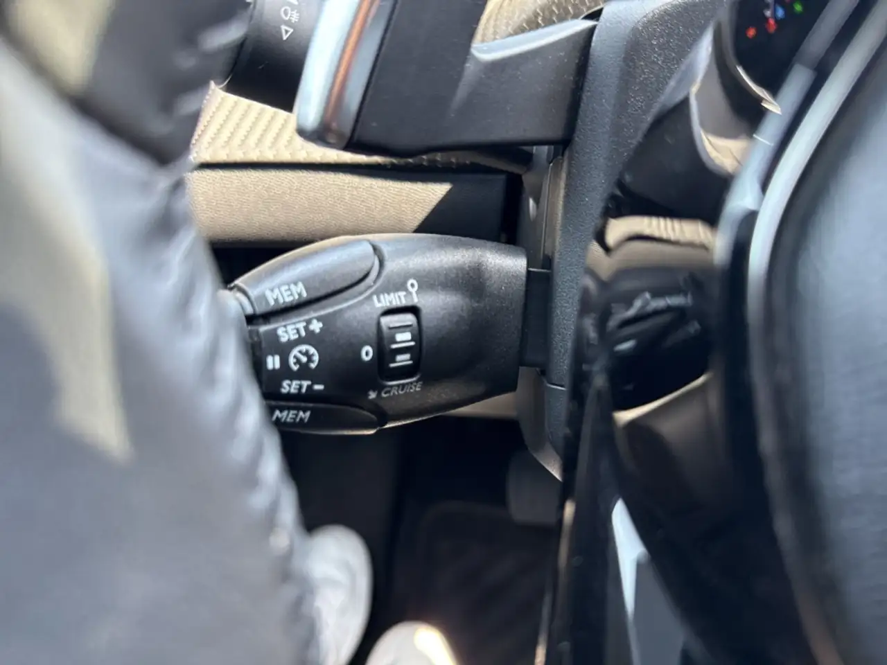 Peugeot 2008 Allure 1.2 PT 130*EPH*KLIMA*LED*CARPLAY* — Vehicle gallery 17