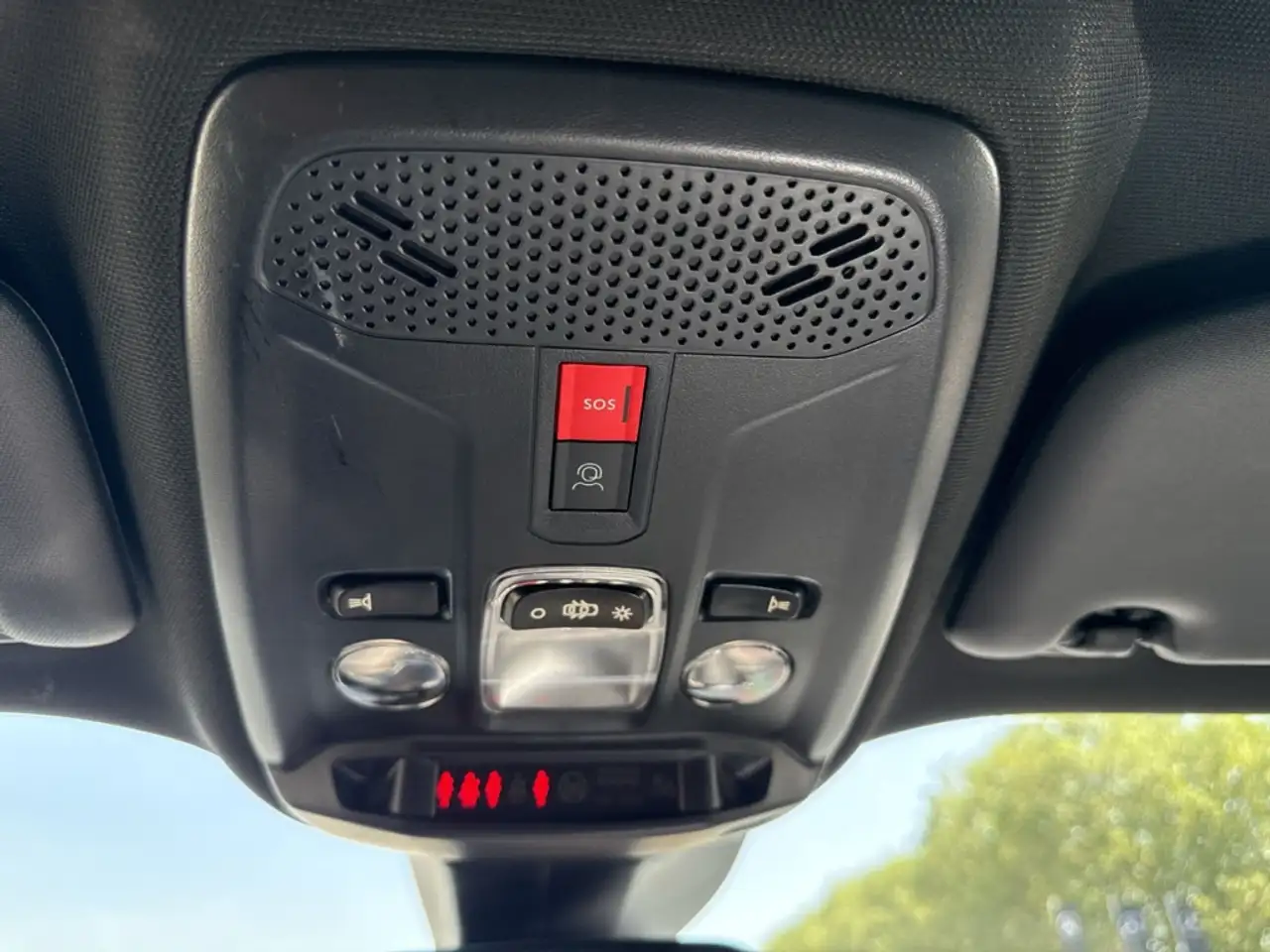 Peugeot 2008 Allure 1.2 PT 130*EPH*KLIMA*LED*CARPLAY* — Vehicle gallery 21