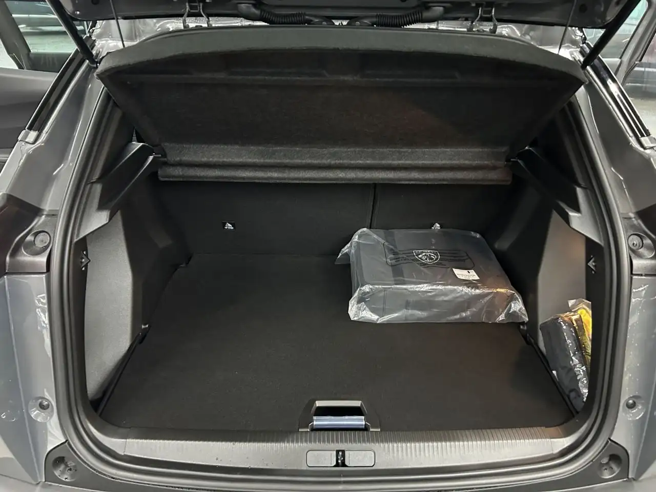 Peugeot 2008 GT Elektromotor 156,PDC, LED — Galería del vehículo 18