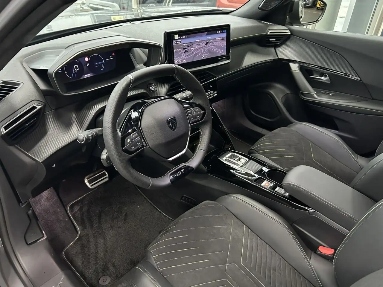 Peugeot 2008 GT Elektromotor 156,PDC, LED — Galería del vehículo 11