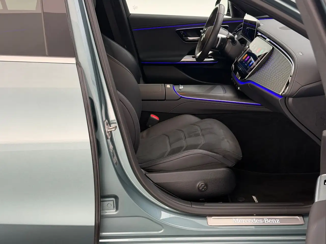 Mercedes-Benz E 300 e 4Ma.*AMG LINE +*DIGITAL-360°-LHZ-ACC-OLED — Galería del vehículo 23