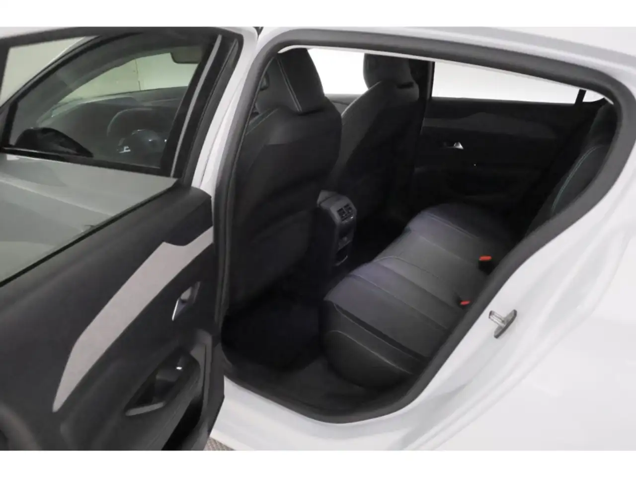 Peugeot 308 1.2PureTech 130 Allure+LED+NAVI+TEMPO+KAMERA — معرض صور السيارة 19