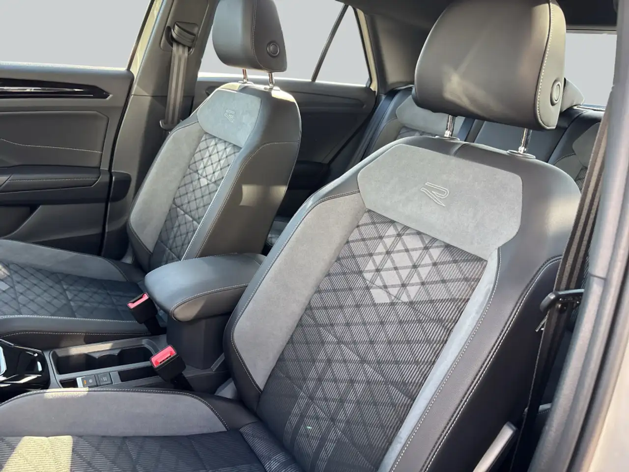 Volkswagen T-Roc 1.0 TSI R-Line LED-Plus — Galería del vehículo 13