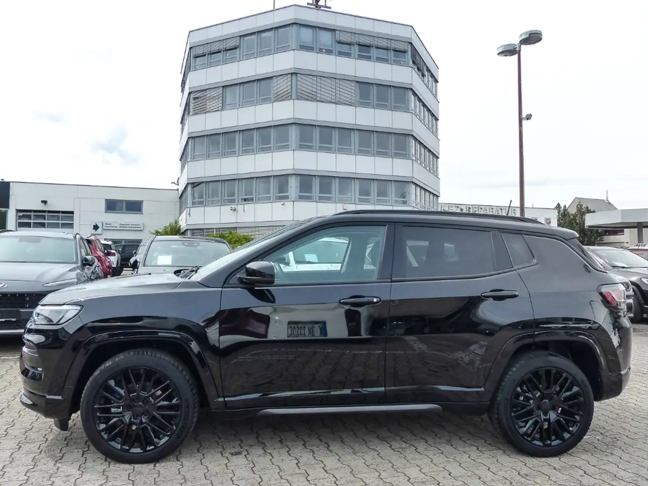 Jeep Compass S Mild-Hybrid FWD Navi LED ACC El. Heckklappe Appl — معرض صور السيارة 19