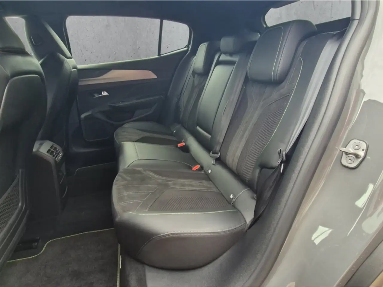 Peugeot 408 GT PT 130 EAT8 Navi LED ACC El. Heckklappe CarPlay — معرض صور السيارة 8