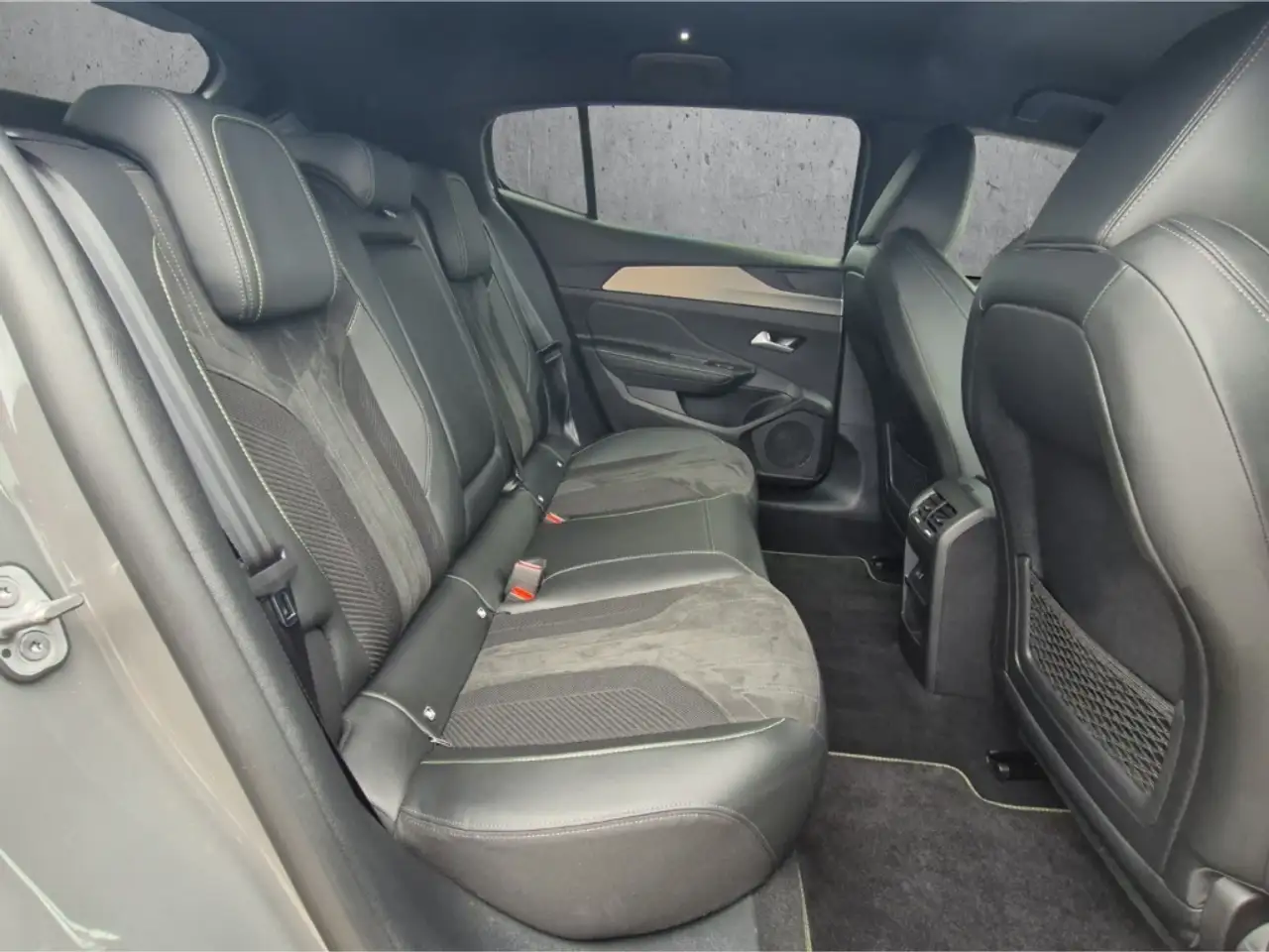 Peugeot 408 GT PT 130 EAT8 Navi LED ACC El. Heckklappe CarPlay — معرض صور السيارة 14