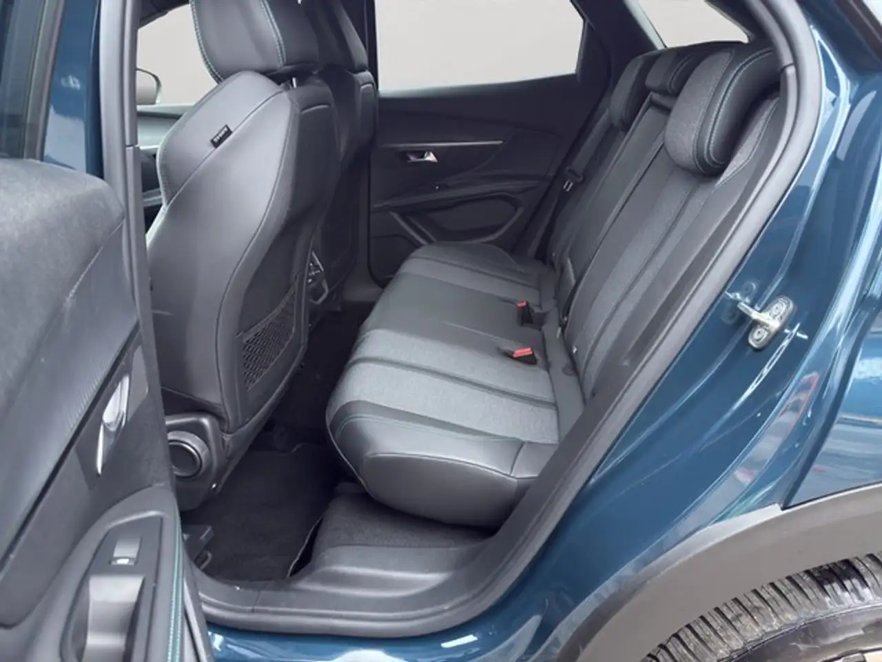 Peugeot 3008 Hybrid 136 Allure Pack ALLWETTER ACC NAVI SHZ P... — Vehicle gallery 15