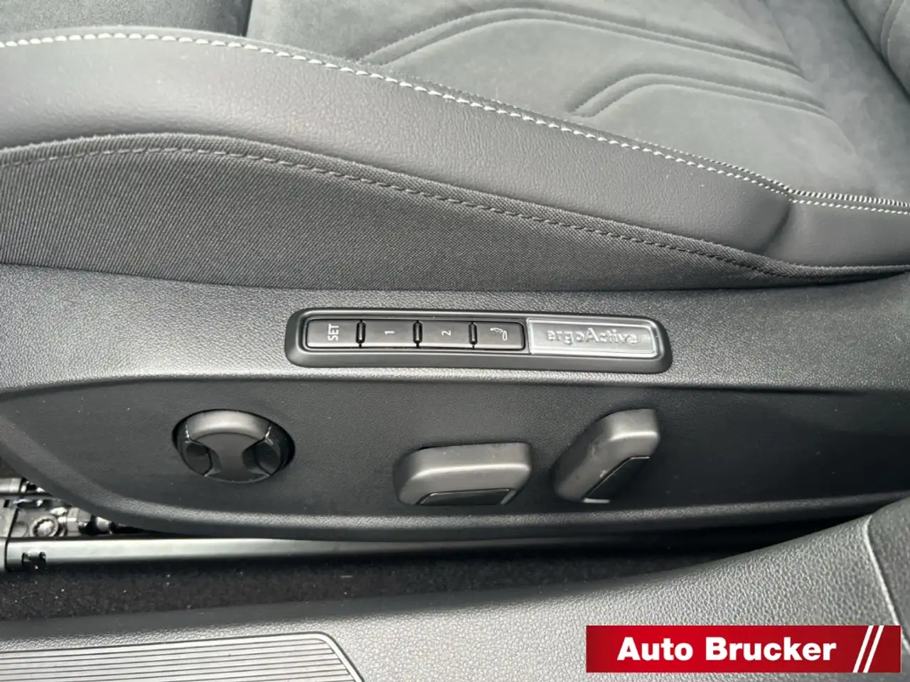 Volkswagen Golf VIII 1.5 eTSI Edition 50+DSG+LED+Navi+Pano+SHZ+3- — معرض صور السيارة 13