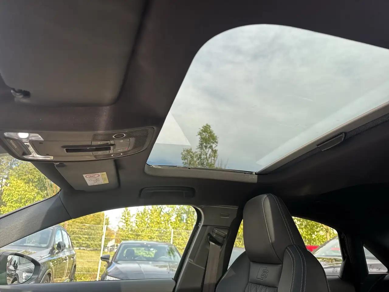Audi S3 Limousine TFSI qu LED Pano NAVI+ PDC+ SHZ 19" — معرض صور السيارة 18