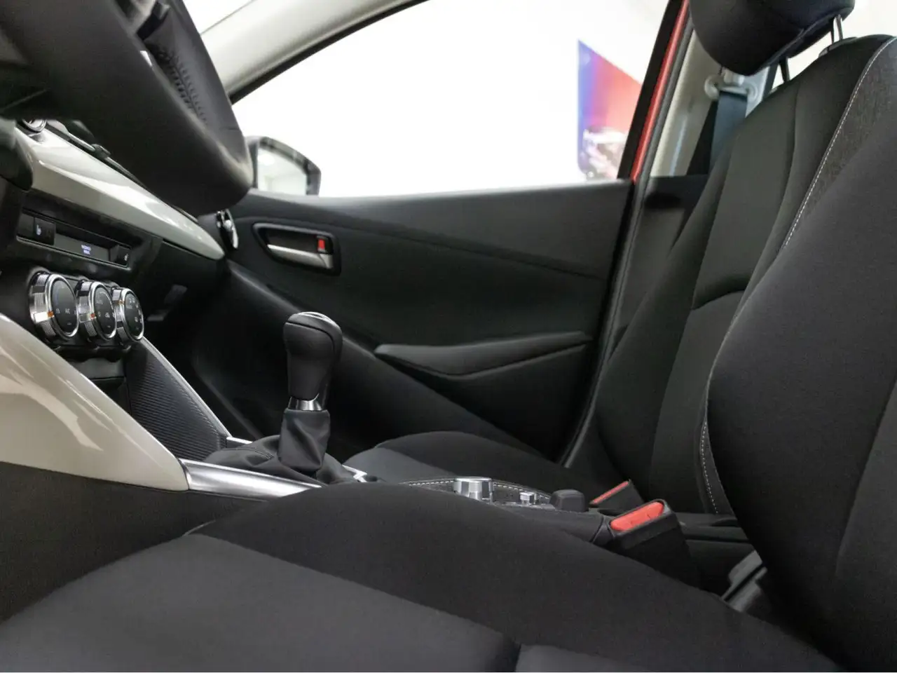 Mazda 2 1.5 e-Skyactiv G Center-Line 66kW — معرض صور السيارة 14