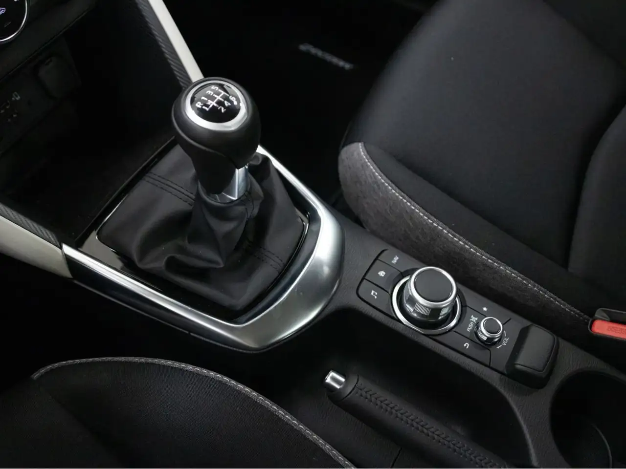 Mazda 2 1.5 e-Skyactiv G Center-Line 66kW — معرض صور السيارة 11