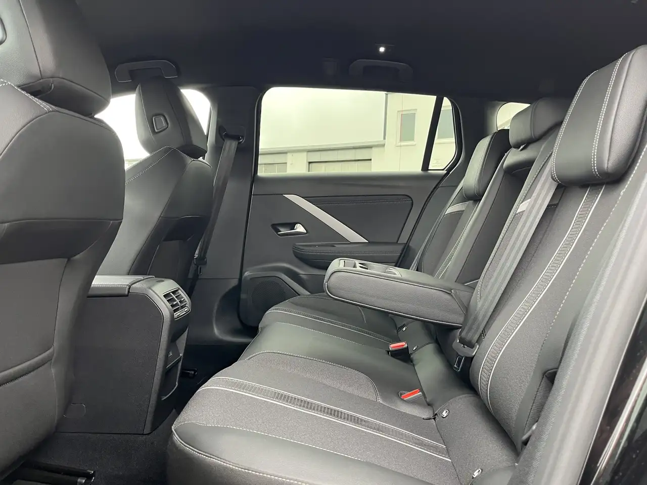 Opel Astra 1.2 GS 119€ m.20% Anz. AHK Navi 360-RFK SHZ LR-H — Vehicle gallery 15