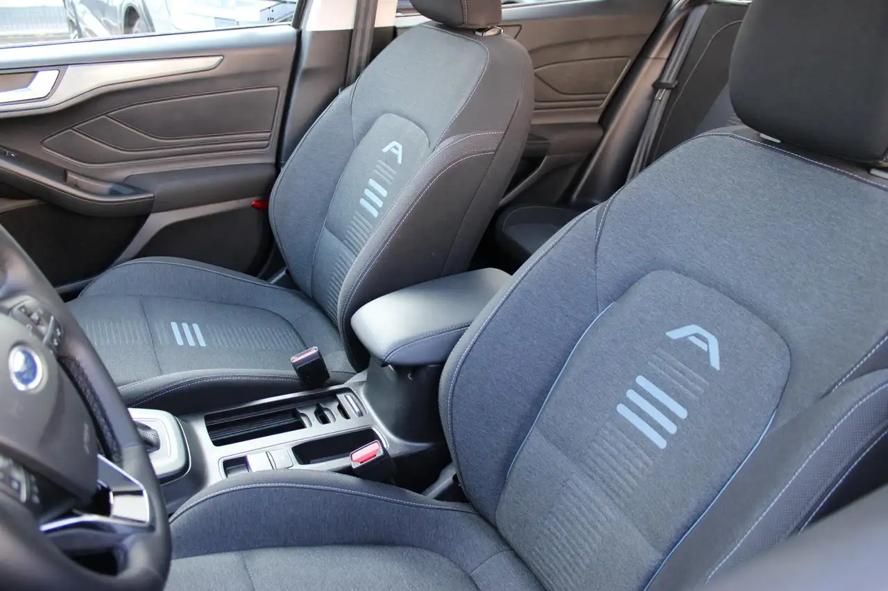 Ford Focus Turnier 1.0 Active NAVI WINTERPAKET PANORAMA — Galería del vehículo 7