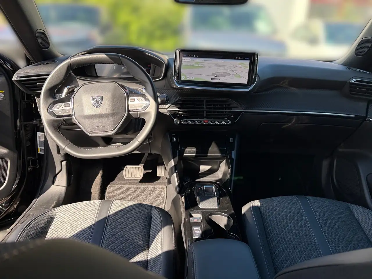Peugeot 2008 1.2 PureTech 130 Allure LED PDC KlimaA AUT — Galería del vehículo 10