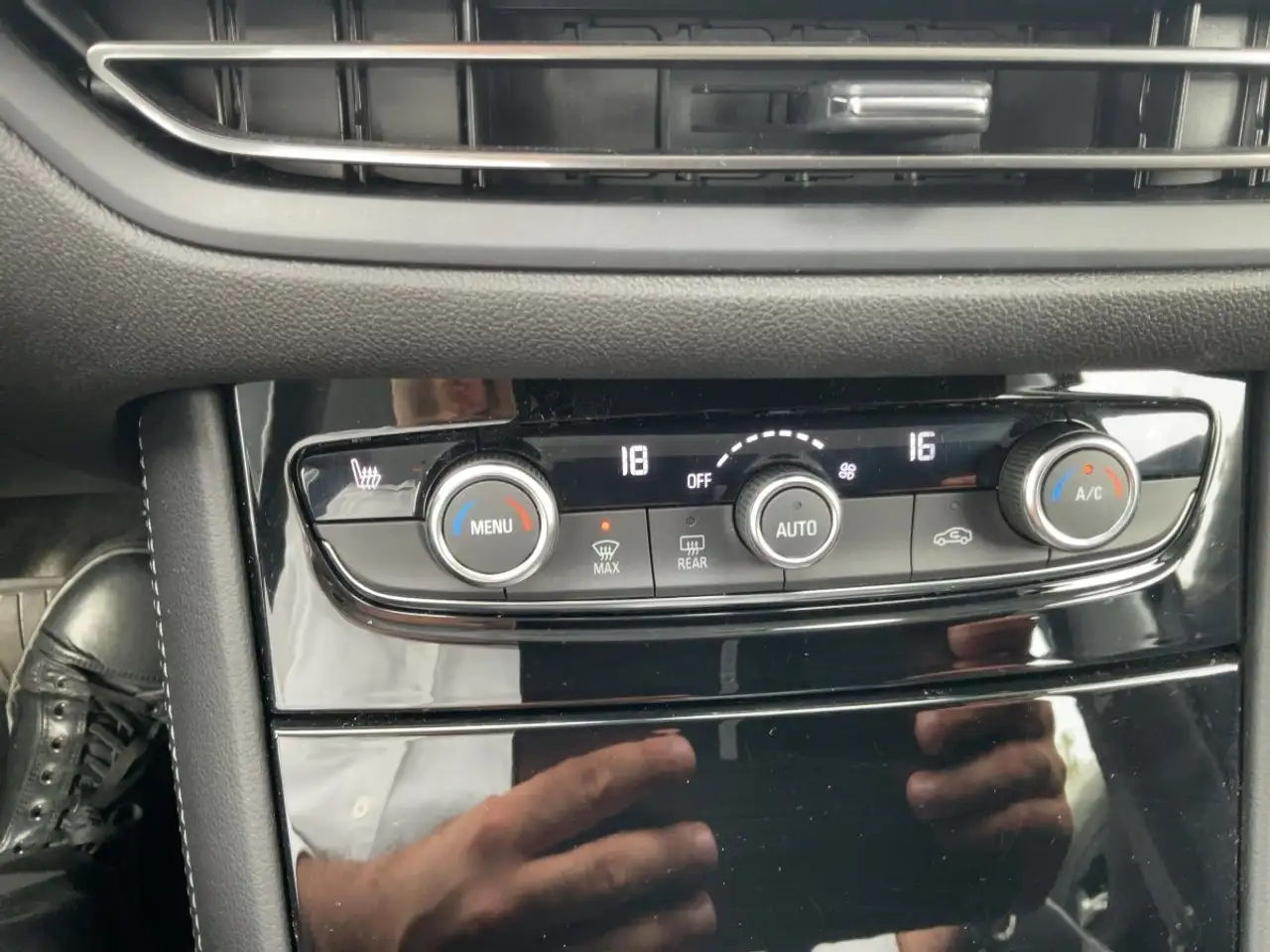 Opel Grandland 1.2 48V Mild Hybrid GS Line — معرض صور السيارة 19